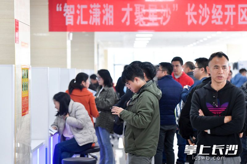 招聘会现场人头攒动，才企互动频繁。