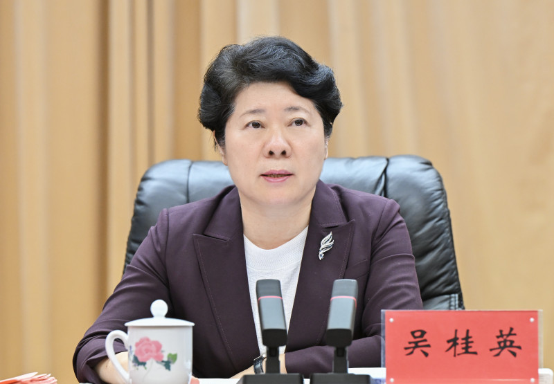 省委常委、市委书记吴桂英讲话。