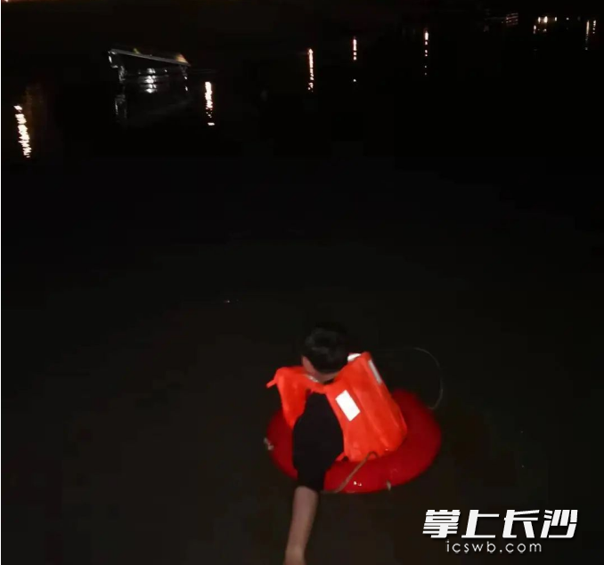 辅警阴富跳入湖水中救人。长沙县警方供图