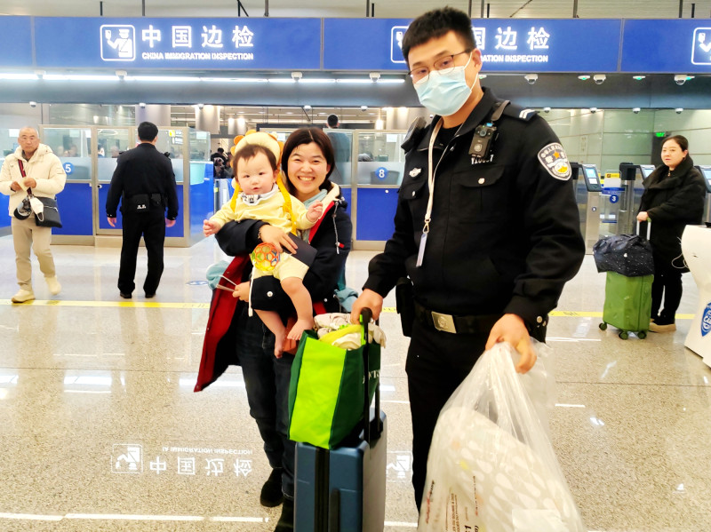 长沙边检站工作人员帮助出入境旅客提拿行李。 均为长沙晚报通讯员王亚博供图