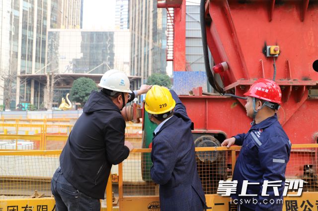 2月19日，市质安站工作人员来到中铁十二局集团地铁7号线一期工程三标项目开展建筑工地节后复工安全生产督导检查。长沙晚报全媒体记者 陈焕明 通讯员 唐小莉 摄影报道
