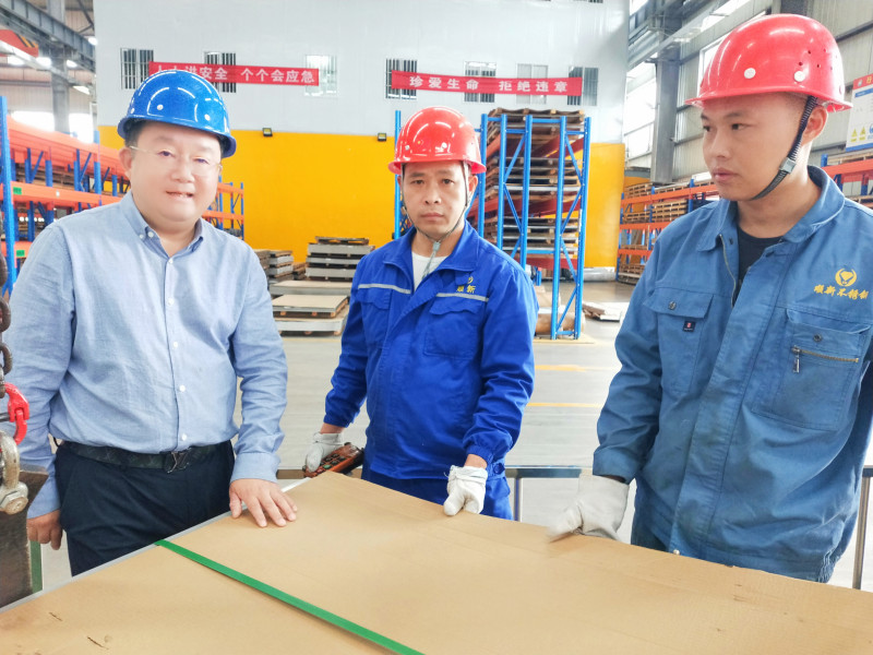 湖南顺新金属制品科技有限公司董事长张顺新（左一）在车间。  长沙晚报全媒体记者 黎铁桥摄
