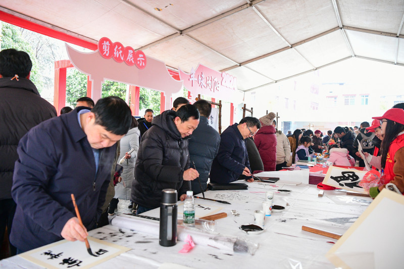 “年味浏阳”非遗体验区热闹非凡。长沙晚报通讯员 彭红霞 摄