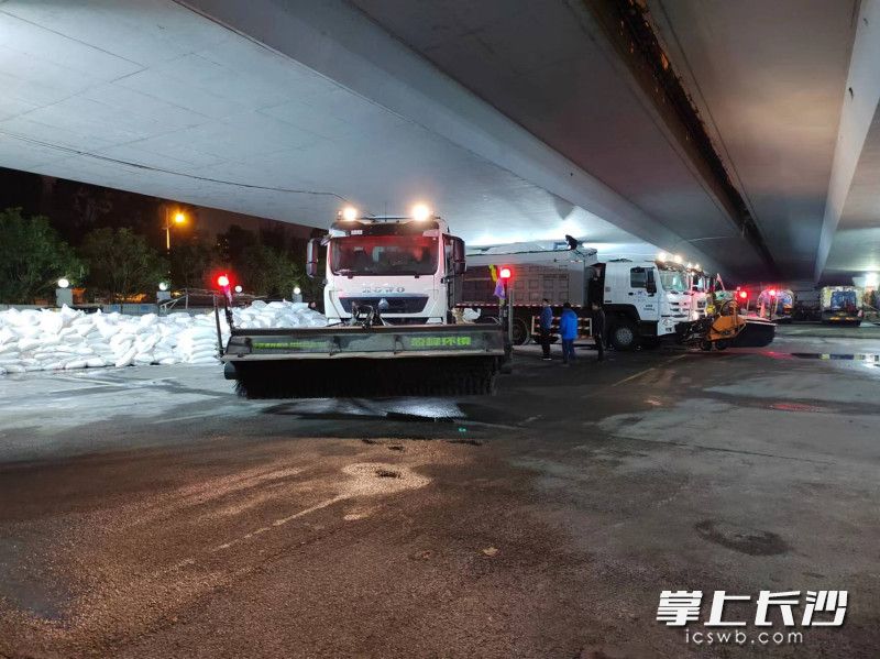 开福区环卫部门应急车辆人员通宵待命。