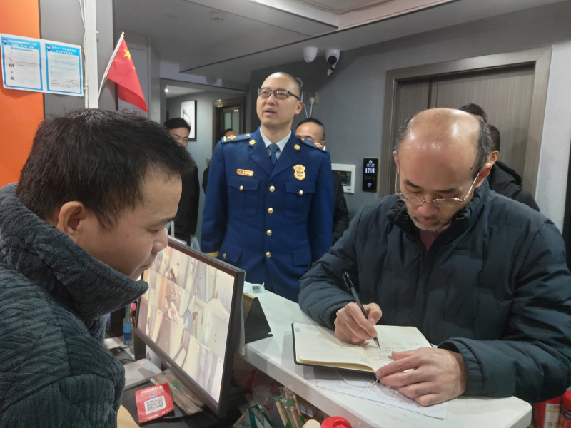 芙蓉区全面排查整治五一商圈消防风险点。均为长沙晚报通讯员李纯 摄