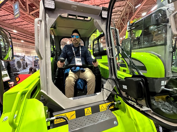 现场客户咨询体验中联重科土方机械产品。