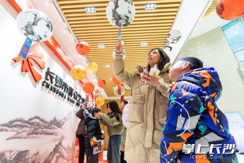 2月24日，元宵佳节，长沙市群众艺术馆联合沙湾、体育新城、广益、东澜湾等社区在馆内举办“艺”起过年在长沙丨“元宵喜乐会” 活动。均为长沙晚报全媒体记者 董阳 摄