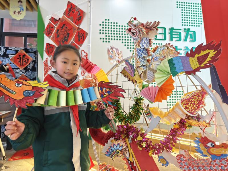 一名女生展示自己制作的“龙”。均为长沙晚报通讯员 彭靓艺 摄