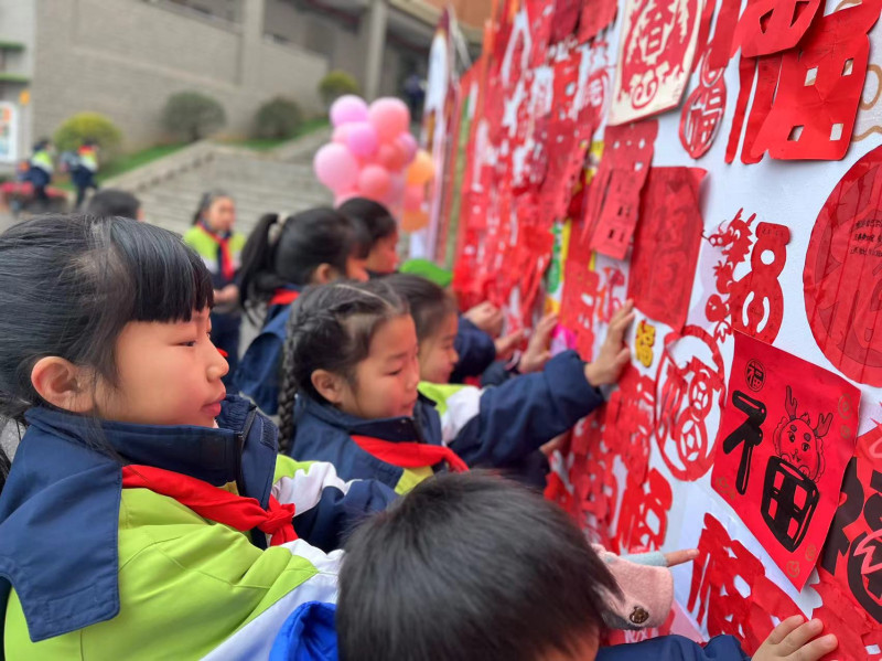同学们在粘贴“福”字。