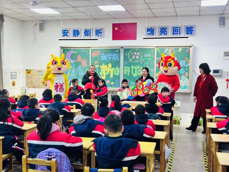 “小龙人”走进教室，带给孩子们满满的温暖。