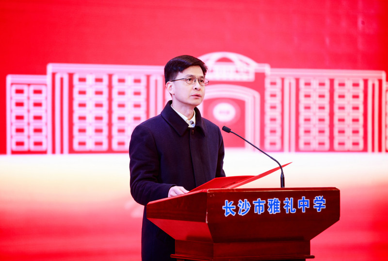 王旭寄语同学们“行至此处，向远方”，去开拓更为美好的时光。长沙晚报通讯员 姚江 供图