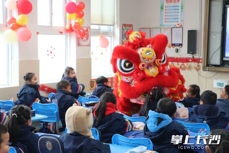 课堂上，龙狮“献”瑞成为一大亮点。