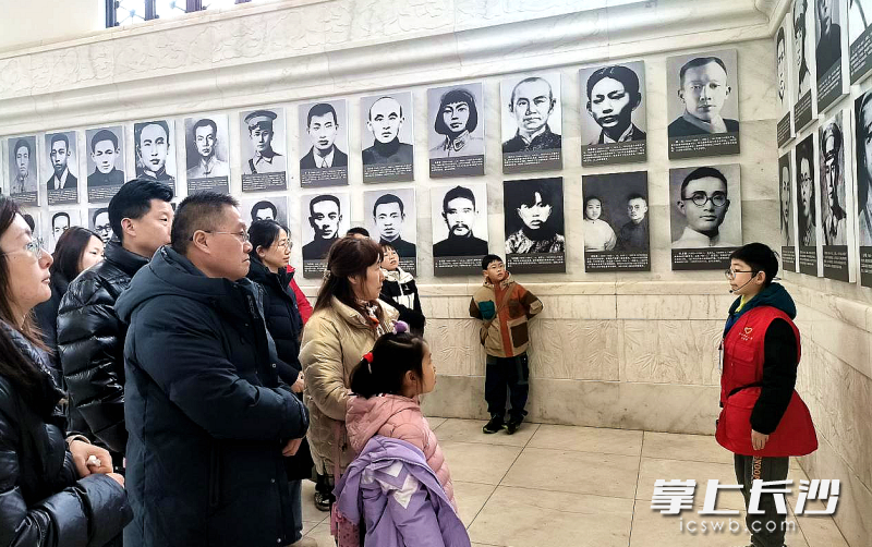 小小红色宣讲员在烈士塔向参观的游客宣讲湖湘英烈故事。均为长沙晚报通讯员 刘慧 摄