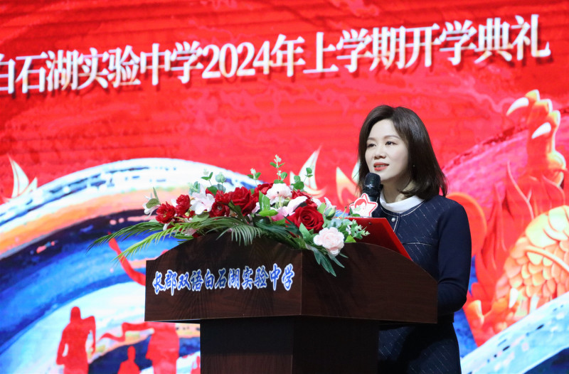 杨小华希望同学们在新学期专心干三件事、认真做“三种人”。学校供图