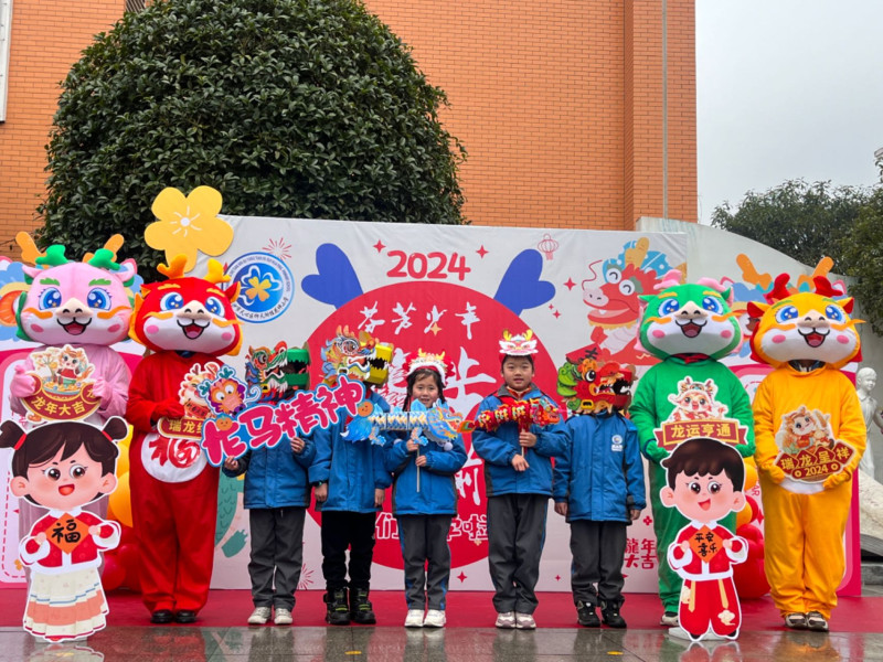仰天湖桂花坪小学，同学们纷纷和“小龙人”合影。