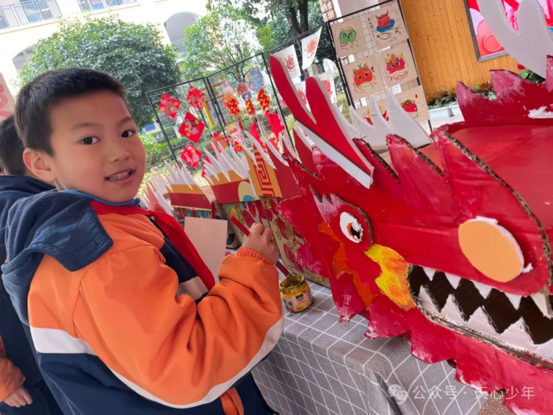 仰天湖中建小学同学们与美术老师一起“变废为龙”，给龙身涂鸦上美丽的花纹和色彩。