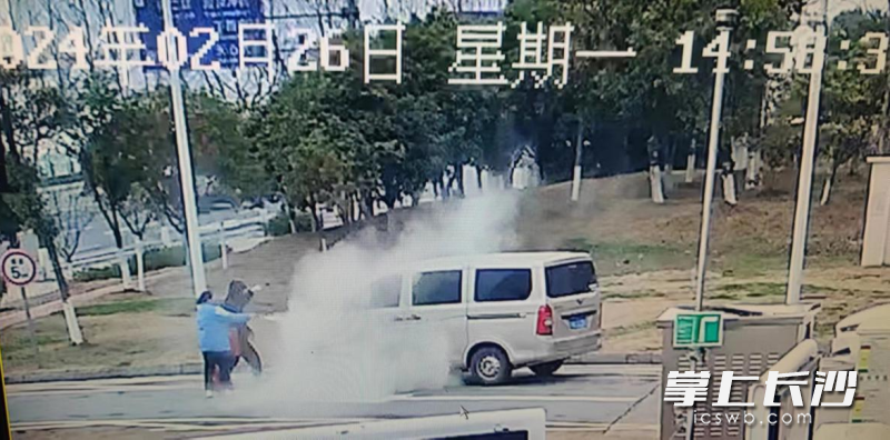 加油站员工使用灭火器，成功控制火势。视频截图