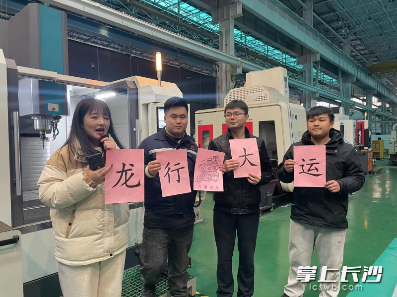 数控专业制造的学生操控着数控机床画出一条栩栩如生的龙。