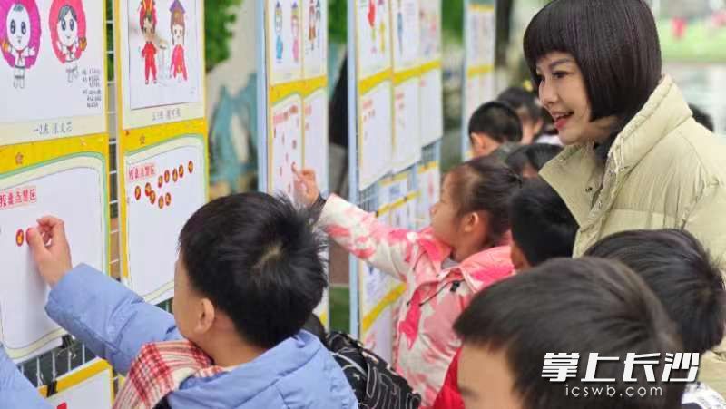 同学们认真地在自己喜欢的作品下投票。