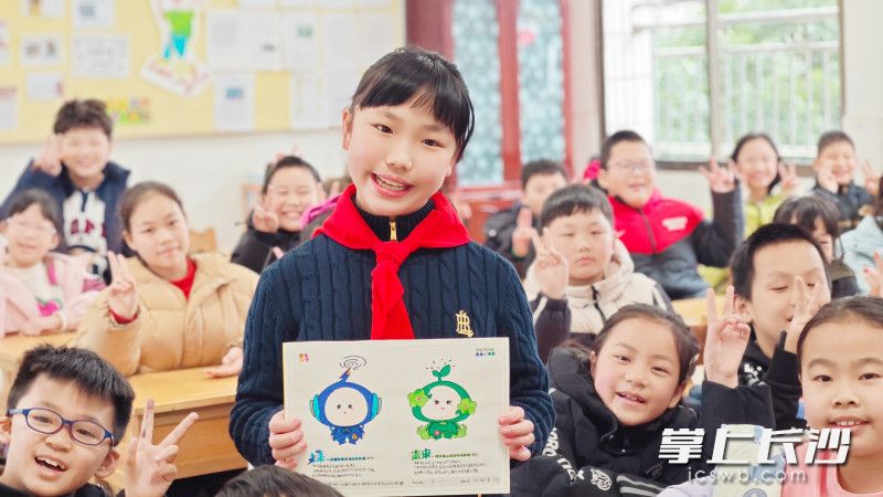 育才学校胡婉清同学展示自己的获奖作品。长沙晚报通讯员 胡蓉芳 摄 