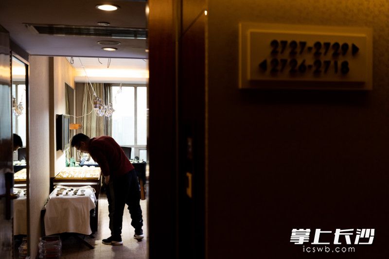 第31届湖南文物交流会在长沙开幕，图为位于潇湘华天酒店的酒店房间交流会现场。均为长沙晚报全媒记者 董阳 摄