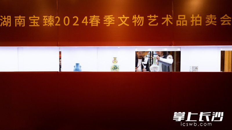 第31届湖南文物交流会在长沙开幕，图为位于潇湘华天酒店5楼的湖南宝臻2024春季文物艺术品拍卖会现场。均为长沙晚报全媒记者 董阳 摄