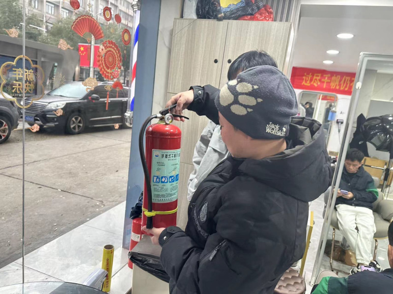 街道社区安全工作人员正在门店督查。长沙晚报通讯员 李祖靓 摄