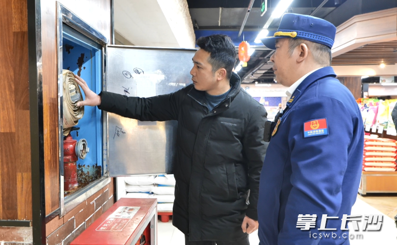 浏阳市消防监督员对人员密集场所开展消防安全检查。长沙晚报通讯员 寻艳 供图