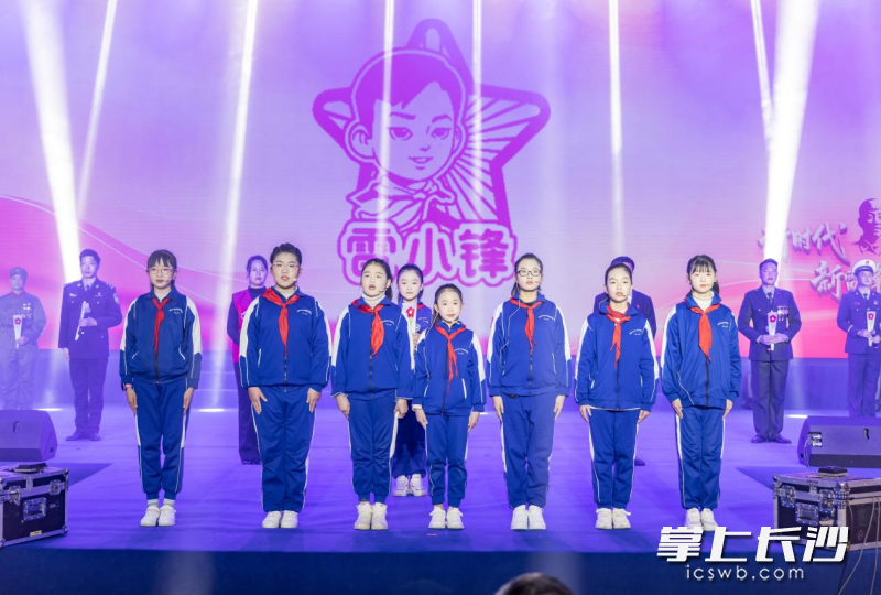 “雷小锋”在舞台上带来精彩表演。