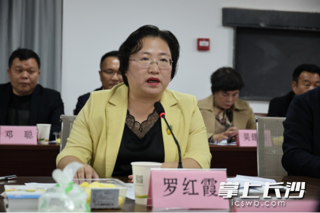 徐闻县县委书记罗红霞总结回顾“2020·219拼多多首场田头直播”。 　摄影|沈钊
