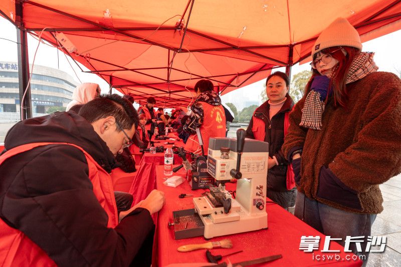 3月5日，“学雷锋·文明实践我行动”长沙市雨花区2024年“德润雨花志愿红”学雷锋志愿服务爱心集市活动在长沙火车南站西广场举行。 均为长沙晚报全媒体记者陈飞摄
