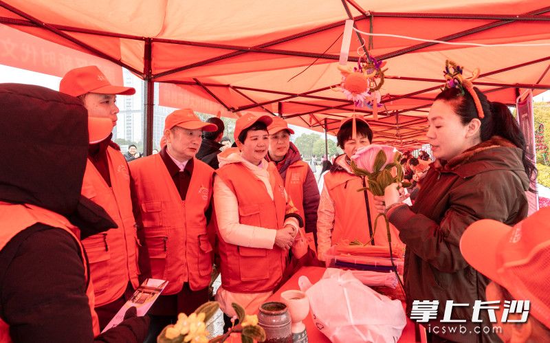 活动现场，市民和志愿者代表在体验手工插花。