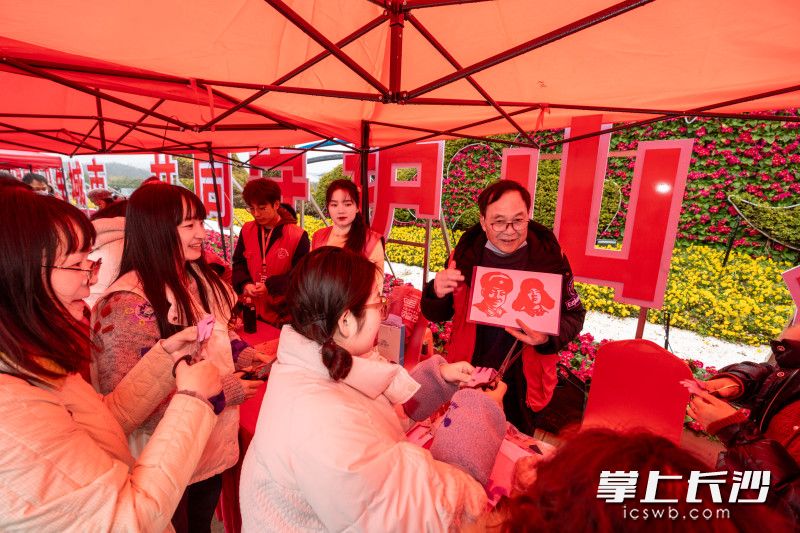 现场免费提供擦皮鞋、爱心义剪、爱心义诊、植物种植养护和金融知识宣传、剪纸年画、手工插花和山水国画体验等服务。