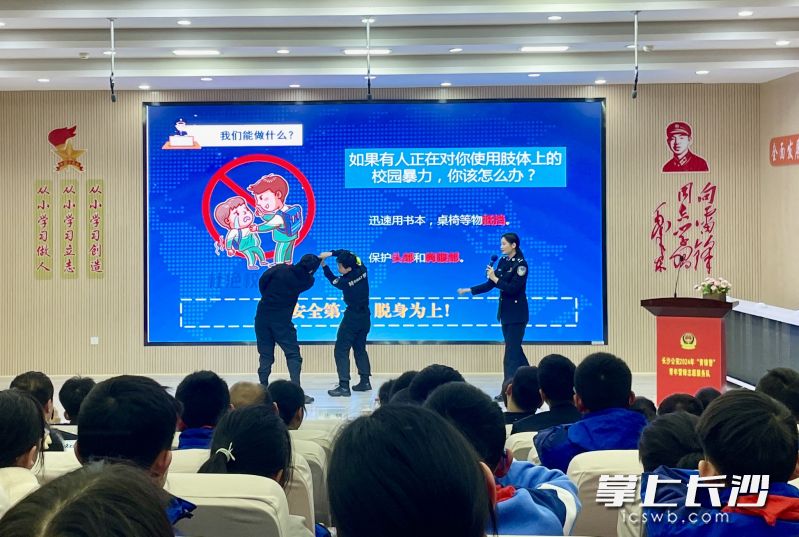 特警现场演示防身术。