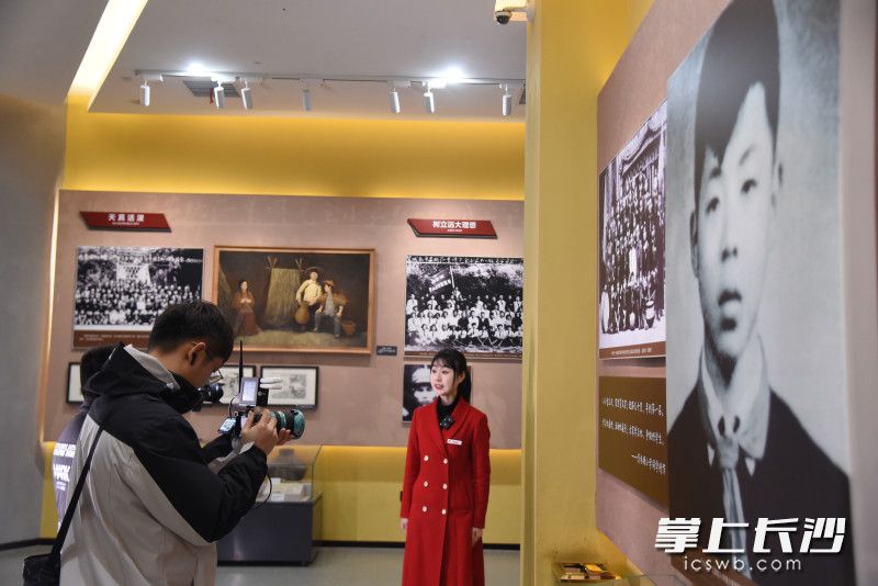 长沙晚报全媒体记者通过视频直播，带读者“云游”学习雷锋精神。