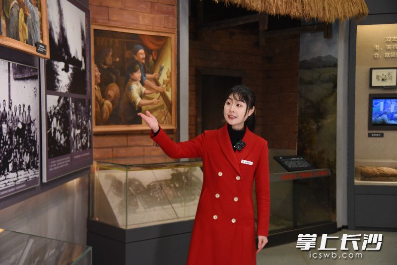 湖南雷锋纪念馆讲解员沈怡辰为大家讲述雷锋少年时期的故事。  均为长沙晚报全媒体记者刘琦摄