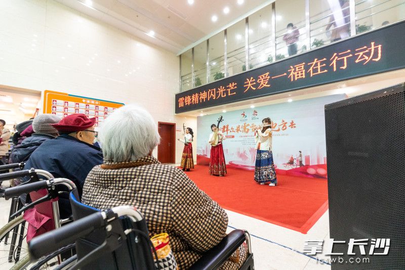 器乐合奏《红歌联奏》。