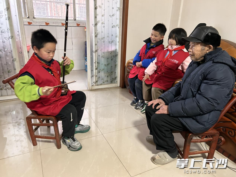 精彩的才艺表演让现场热闹非凡，也为独居老人家中带来了久违的温馨。  均为长沙晚报通讯员解芳摄