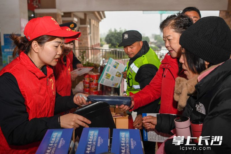 市交通运输综合行政执法局党员在许广高速雷锋服务区为货运司机和旅客朋友们送温暖。  长沙晚报通讯员 陈医红 供图