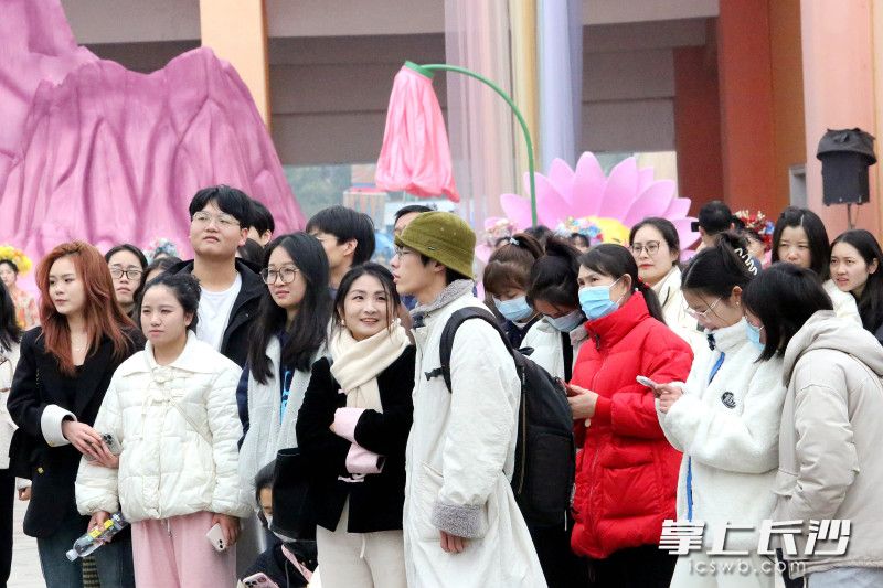 极具东方韵味的国风簪花秀引游客围观。