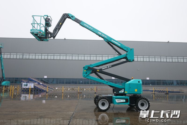 山河智能首款双载荷电动曲臂式高空作业平台。 长沙晚报通讯员 梁超 摄 山河智能首款双载荷电动曲臂式高空作业平台。 长沙晚报通讯员 梁超 摄