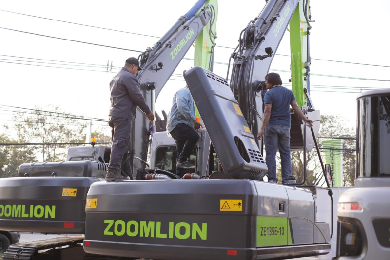 泰国客户咨询体验中联重科产品。长沙晚报通讯员 杨牧意供图