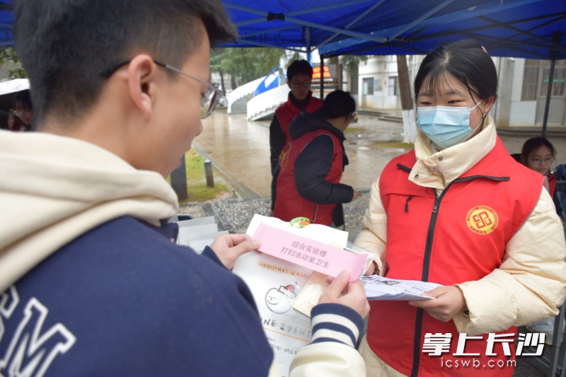 学生在志愿服务摊位上抽取“志愿盲盒”。  均为长沙晚报通讯员何榕、陈恺岚供图