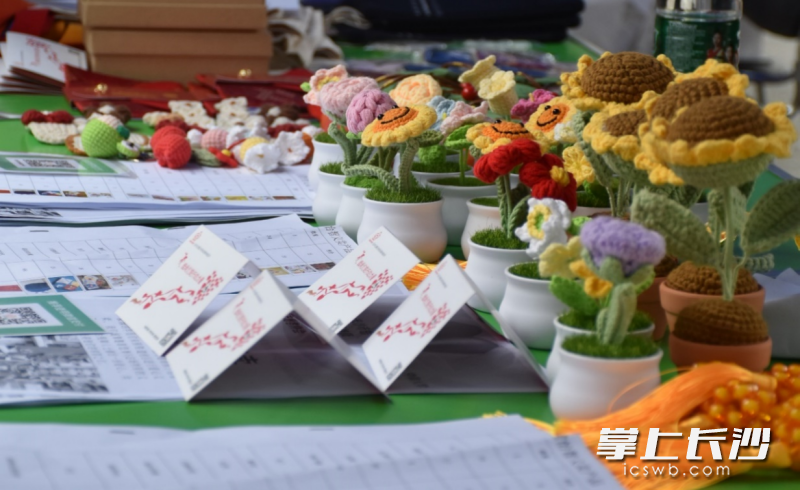 吸引同学们的还有志愿服务摊位上的手工制品。