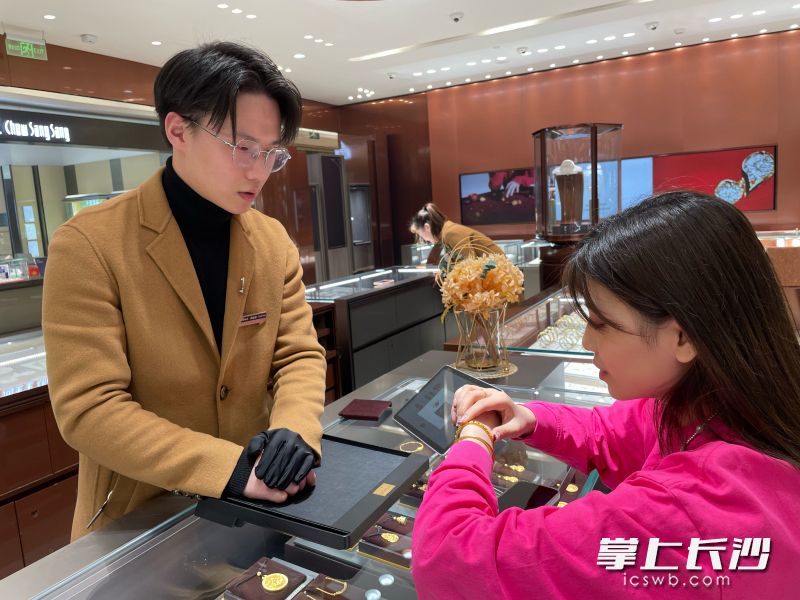 一位市民在友谊商店金器店选购黄金首饰。 长沙晚报通讯员 周煜 摄 一位市民在友谊商店金器店选购黄金首饰。 长沙晚报通讯员 周煜 摄