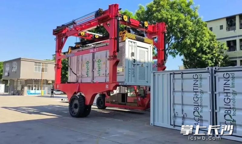 盛势通行走式起重跨运车。企业供图