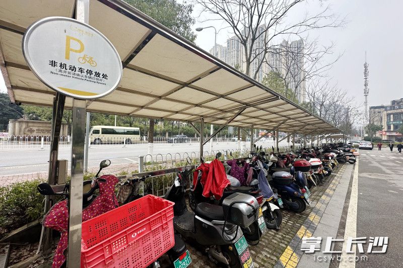 中交中央公园小区，电动自行车统一停放于小区外。
