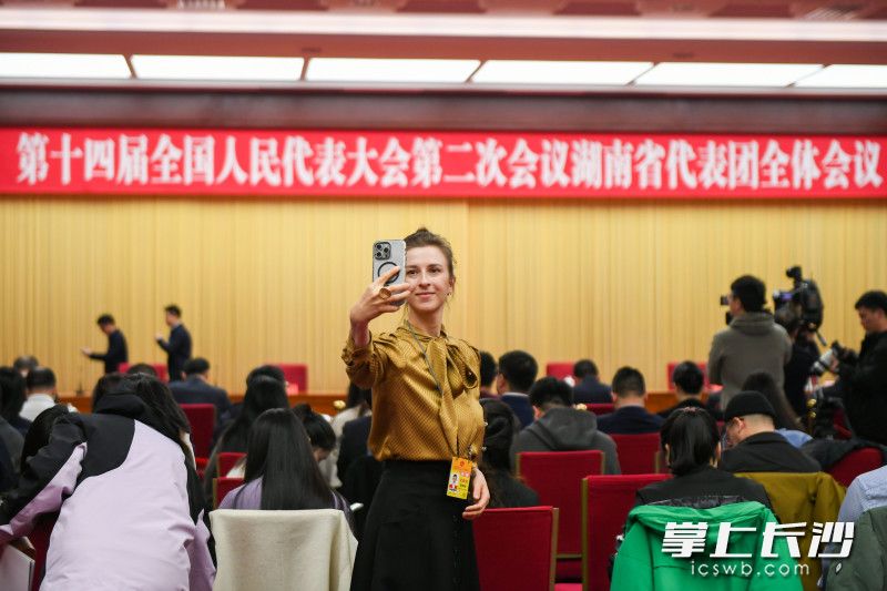 会议间隙，迪拜中阿卫视记者蔼霖娜在自拍。