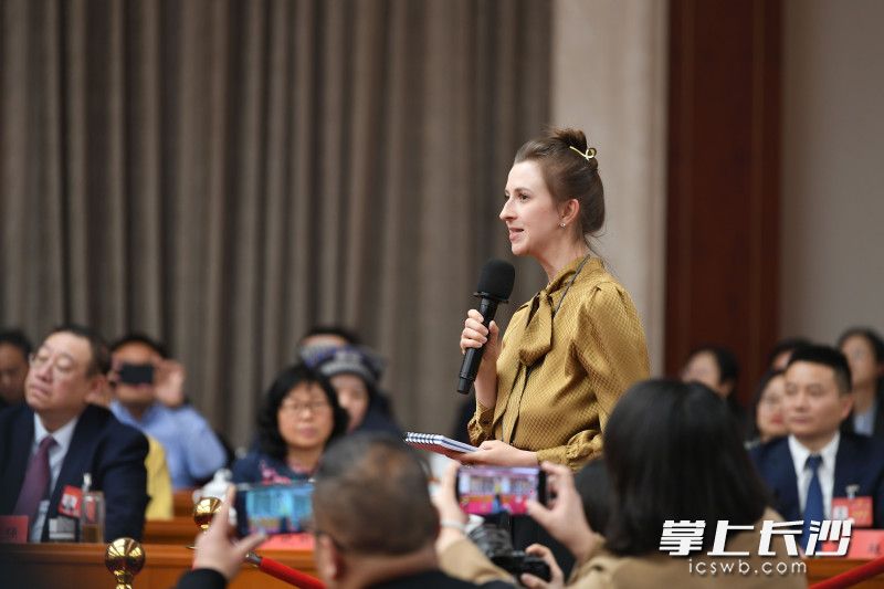 迪拜中阿卫视记者蔼霖娜在提问。