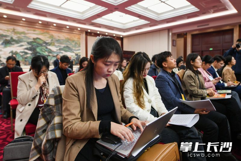 会议吸引了近百名中外媒体记者参会。